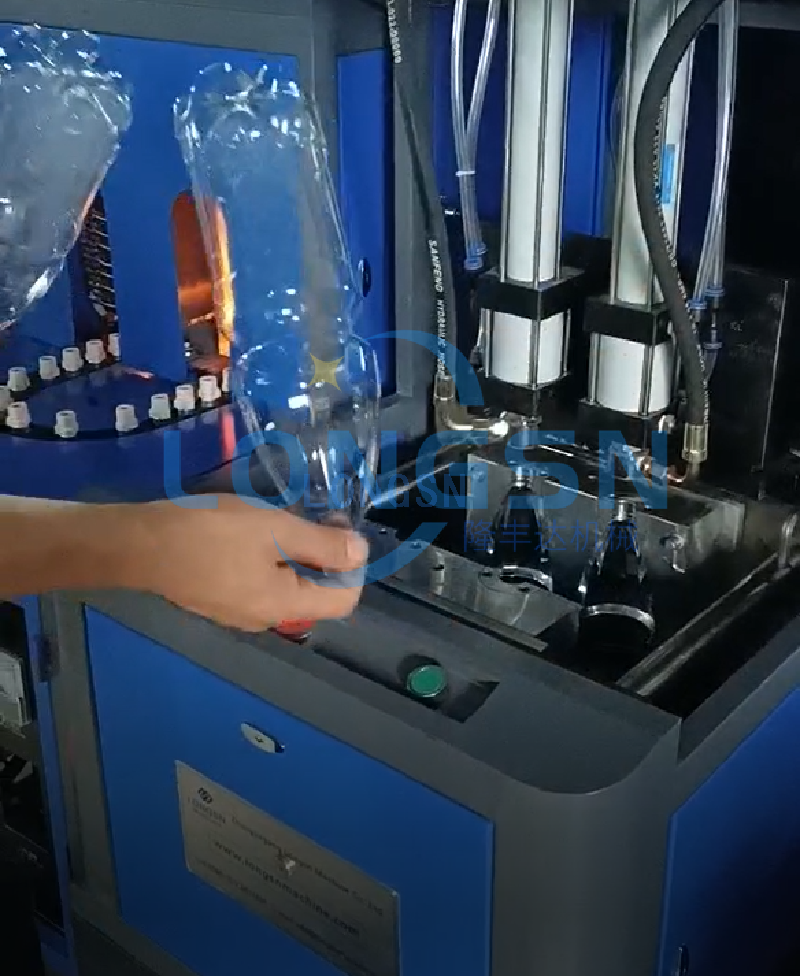 Máquina de moldagem e moldagem semiautomática de 2 cavidades para enchimento a quente de bebidas para animais de estimação