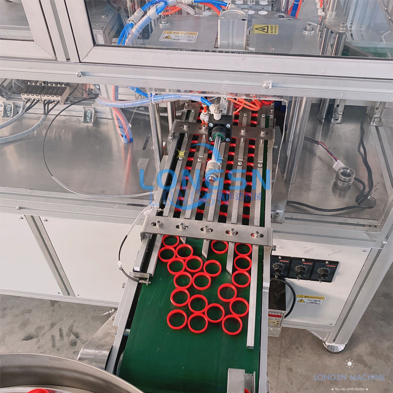 Máquina automática de montagem de tampa o anel de plástico e máquina de inserção de forro de tampa