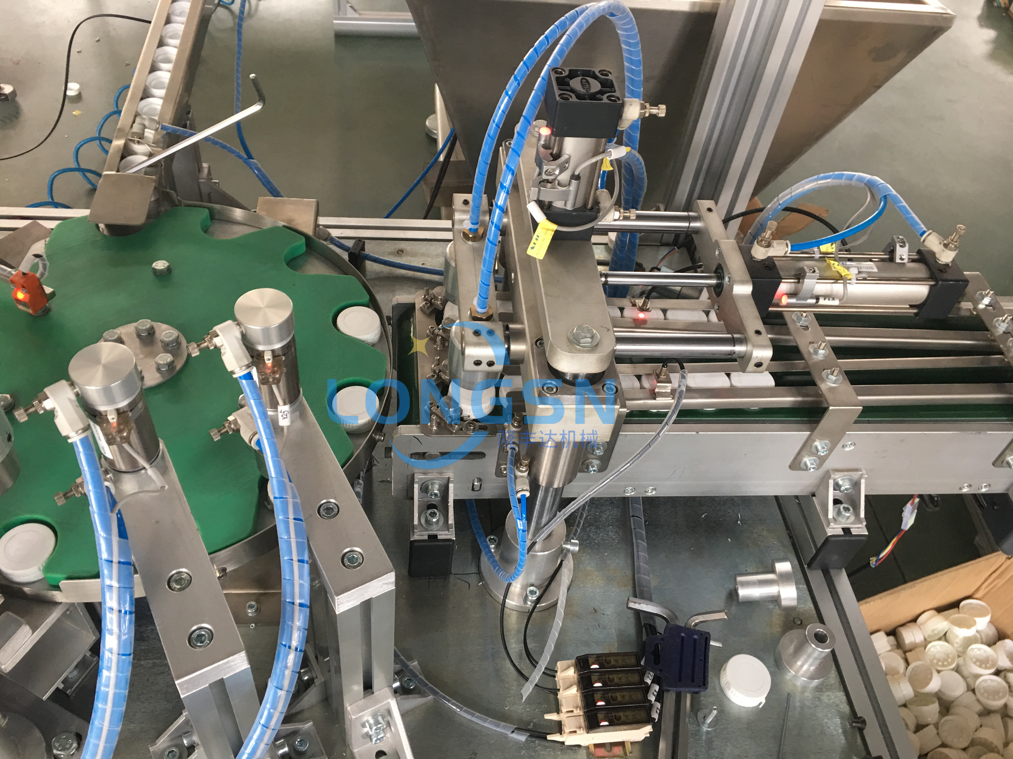 M&aacute;quina de montagem de tampa